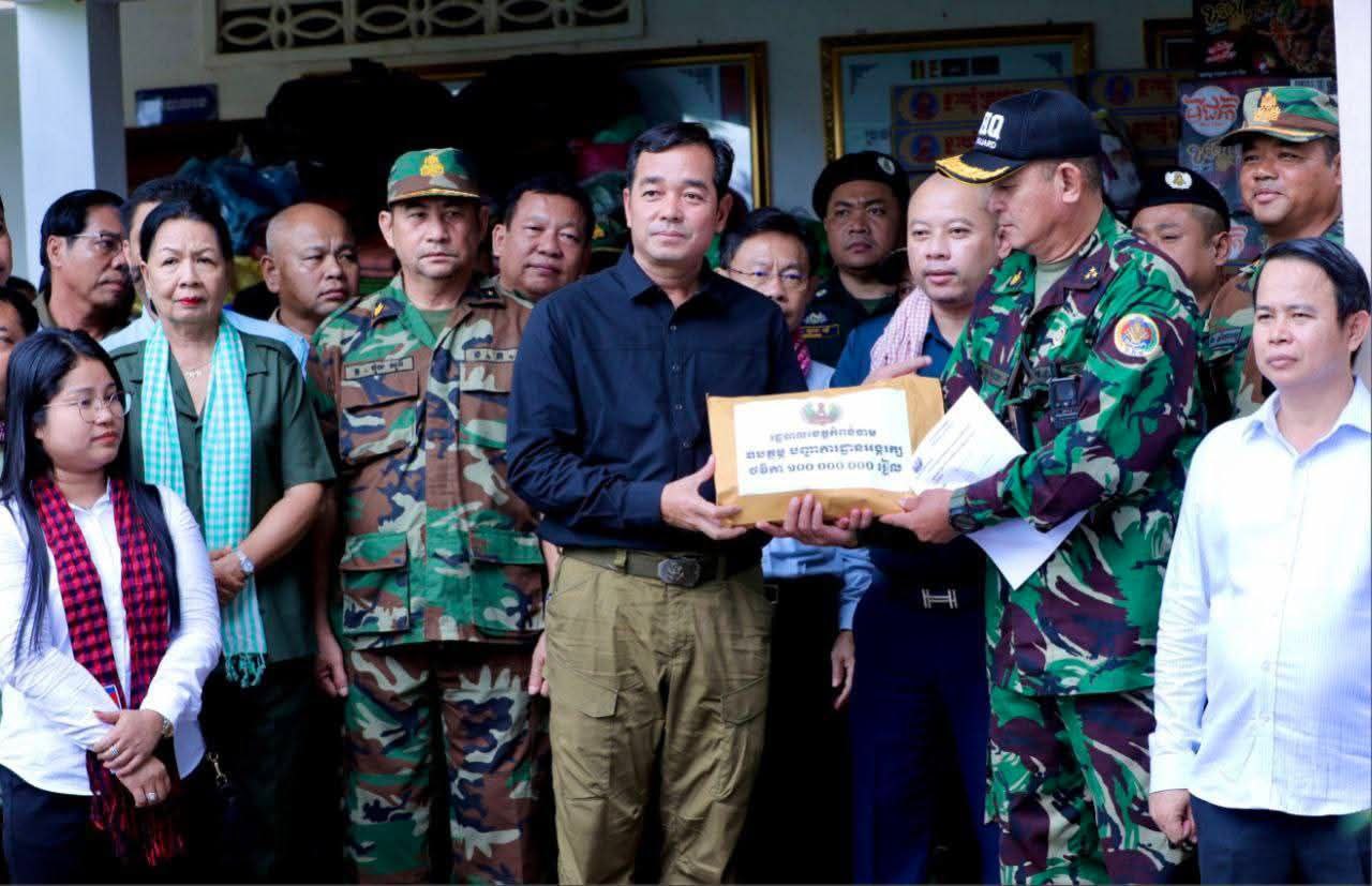 អភិបាលខេត្តកំពង់ចាមអញ្ជើញចុះសួរសុខទុក្ខវីរកងទ័ពសមរភូមិមុខនិងជនភៀសសឹកនៅខេត្តព្រះវិហារ