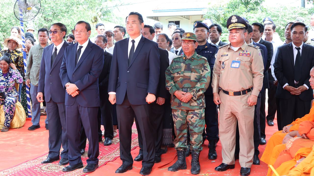 ឯកឧត្តមបណ្ឌិត ថោង ខុន ទេសរដ្ឋមន្ត្រីដឹកនាំមន្រ្តីរដ្ឋបាលខេត្តកំពង់ធំគោរព វិញ្ញាណក្ខន្ធសពវីរយុទ្ធជនដែលពលីនៅព្រំដែនកម្ពុជា-ថៃ