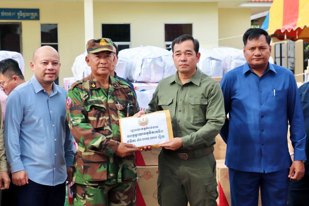 អភិបាលខេត្តកំពង់ចាម ដឹកនាំប្រតិភូខេត្តអញ្ជើញចុះសួរសុខទុក្ខវីរកងទ័ពសមរភូមិមុខជួរមុខទិសទី៣ និងជនភៀសសឹកនៅខេត្តឧត្តរមានជ័យ