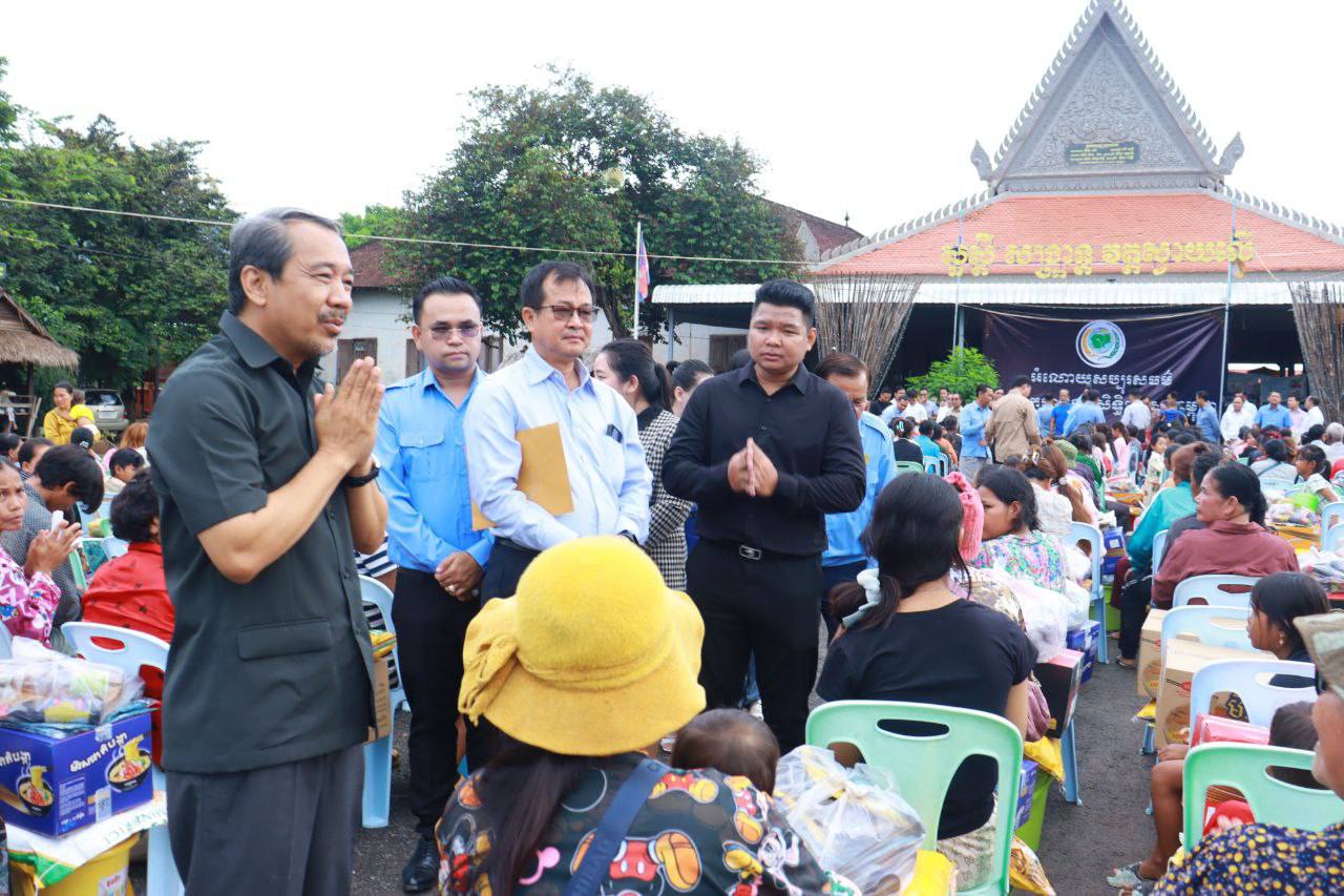 ប្រធានគណៈកម្មាធិការសិទ្ធិមនុស្សកម្ពុជា ជួបសំណេះសំណាលជាមួយ ជនភៀសសឹក នៅ ខេត្តសៀមរាប