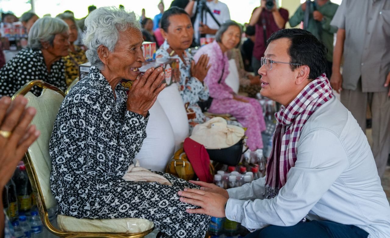 រដ្ឋមន្ត្រីក្រសួងកសិកម្ម បន្តសួរសុខទុក្ខពុកម៉ែបងប្អូនភៀសសឹក នៅស្រុកមង្គលបូរី ខេត្តបន្ទាយមានជ័យ