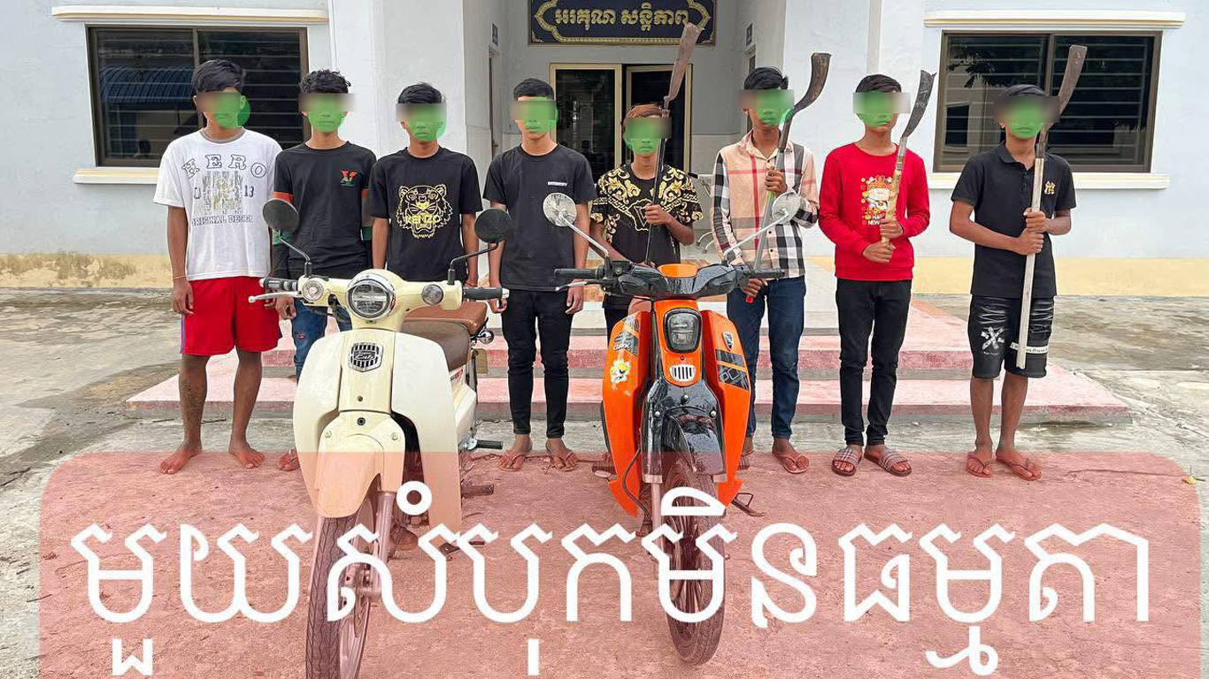ក្រុមក្មេងទំនើង៨នាក់នៅខេត្តកំពង់ស្ពឺដែលសម្ញែងកាំបិតផ្គាក់បង្ហោះតាមបណ្តាញសង្គមត្រូវបានឃាត់ខ្លួន