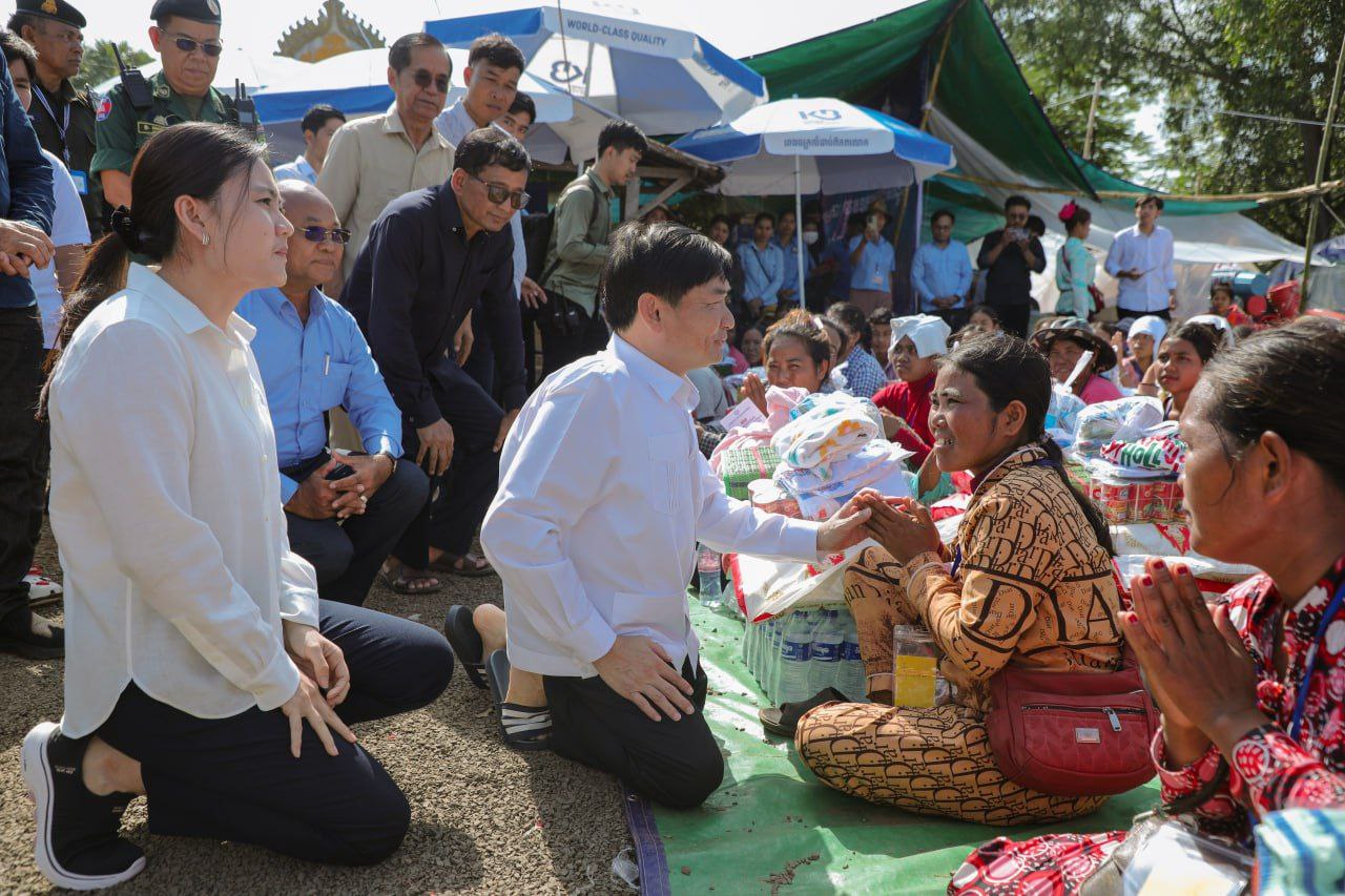 ឯកឧត្តមរដ្ឋមន្ត្រី ហេង សួរ អញ្ជើញសំណេះសំណាល សួរសុខទុក្ខ និងនាំយកអំណោយជូនបងប្អូនប្រជាពលរដ្ឋភៀសសឹក និងក្រុមគ្រួសារកងទ័ព ក្នុងខេត្តព្រះវិហារ