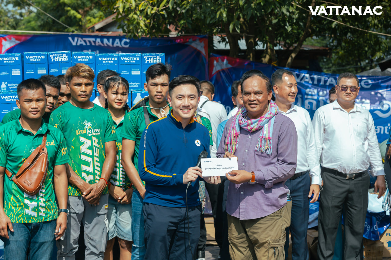 “ស្មារតីខ្មែរ ជួយខ្មែរ” អ្នកឧកញ៉ា សំអាង វឌ្ឍនៈ និងក្រុមការងារក្រុមហ៊ុន វឌ្ឍនៈ,ក្រុមកីឡាករគុនខ្មែរ នាំយកអំណោយទៅចែកជូនប្រជាជនភៀស​សឹកនៅខេត្តឧត្តរមានជ័យ