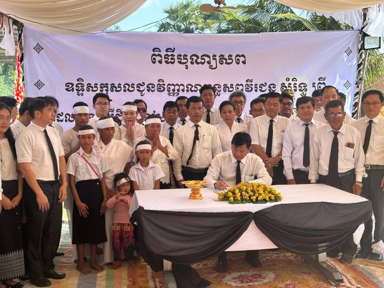 គណៈប្រតិភូរដ្ឋសភានិងក្រុមការងារចុះមូលដ្ឋានស្រុកព្រះស្តេច អញ្ជើញ​គោរពវិញ្ញាណក្ខន្ធសពវីរយុទ្ធជន សំរិទ្ធ ព្រី ដែលបានពលីជីវិត​ក្នុង​បុព្វហេតុ​ការពារបូរណភាពទឹកដី