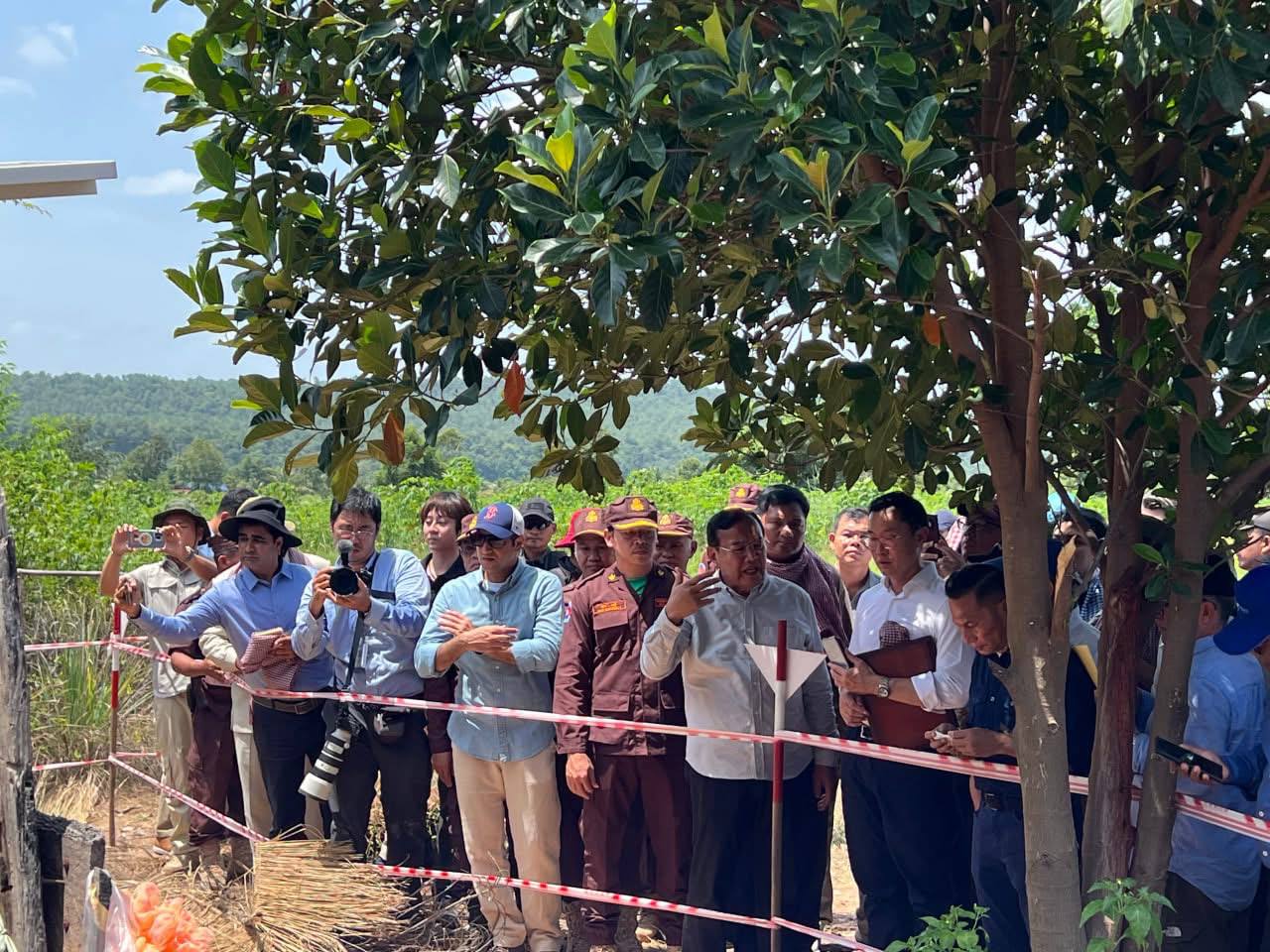 ប្រមុខបេសកកម្មការទូតបរទេសប្រចាំកម្ពុជា ចុះត្រួតពិនិត្យតំបន់រងផលប៉ះពាល់ នៅខេត្តឧត្ដរមានជ័យ ដឹកនាំដោយឯកឧត្តម ប្រាក់ សុខុន