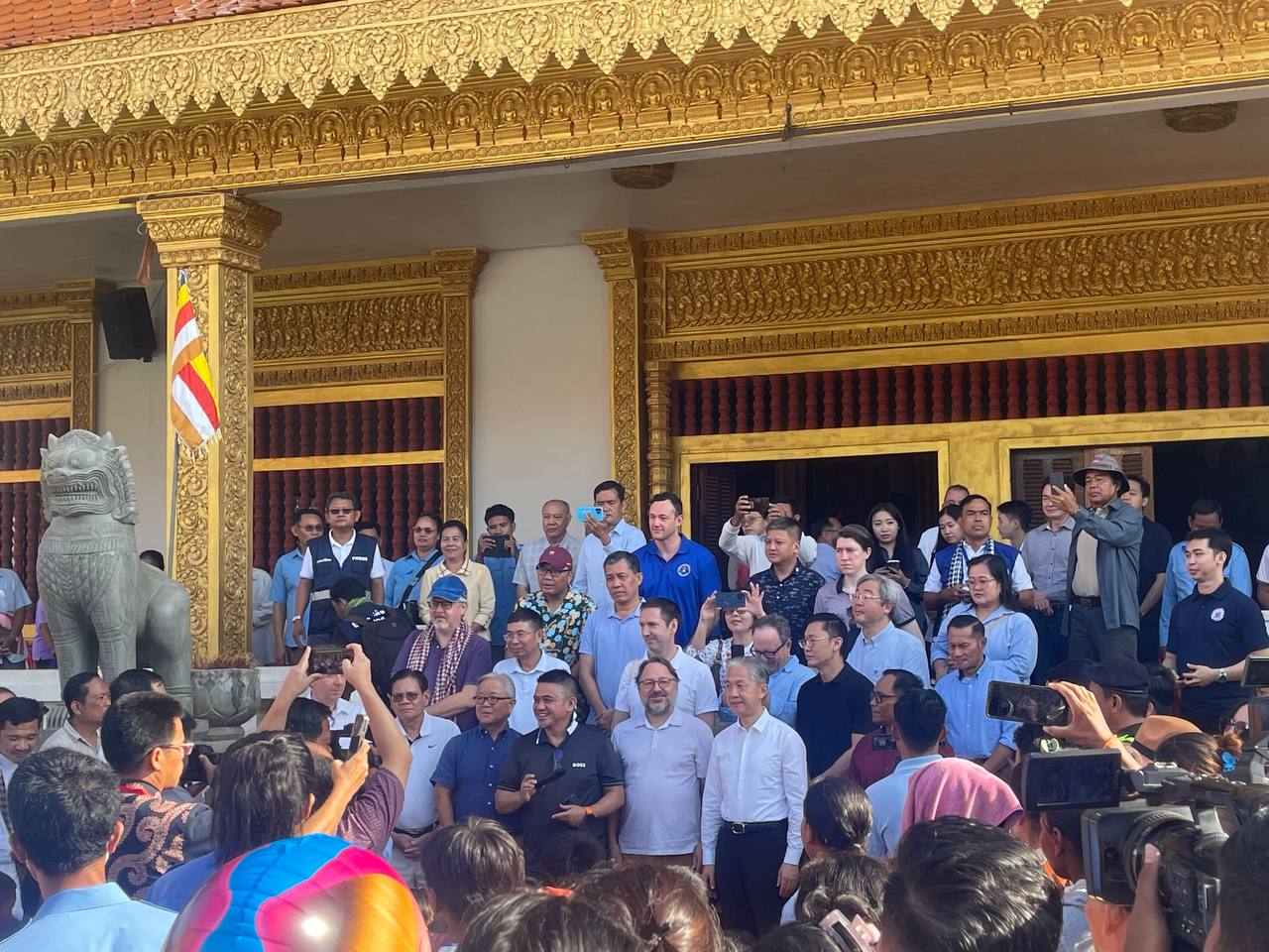 រដ្ឋមន្ត្រីក្រសួងការបរទេស ដឹកនាំអ្នកការទូត និងអង្គការអន្តរជាតិចុះពិនិត្យជនភៀសសឹកនៅវត្ត ប្រាសាទ បន្ទាយស្រី ស្រុក សូទ្រនិគម ខេត្តសៀមរាប