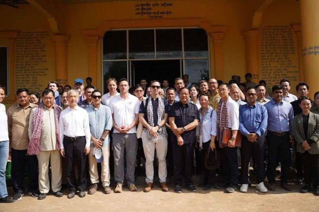 ឯកអគ្គរាជទូតចក្រភពអង់គ្លេស ដែលចុះពិនិត្យដោយផ្ទាល់នៅព្រំដែនកម្ពុជា-ថៃ ប្រកាសស្វាគមន៍បទឈប់បាញ់ និងលើកទឹកចិត្តប្រទេសទាំងពីររក្សាការប្តេជ្ញាចិត្តក្នុងកិច្ចសន្ទនាដោយសន្តិវិធី