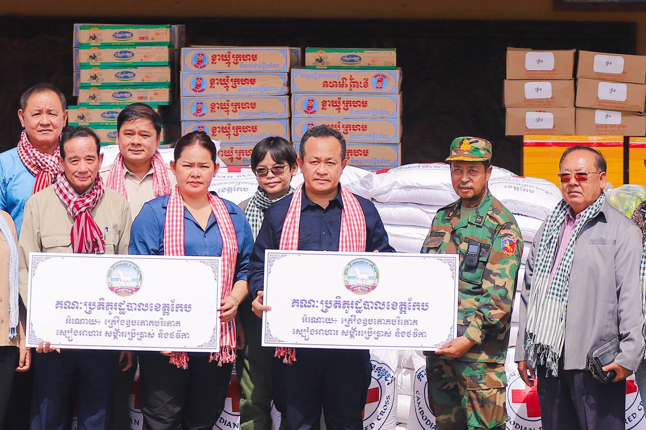 រដ្ឋបាលខេត្តកែបនាំយកអំណោយជាច្រើនមុខទៅជូនបញ្ជាការដ្ឋានកងពលធំអន្តរាគមន៍លេខ៣