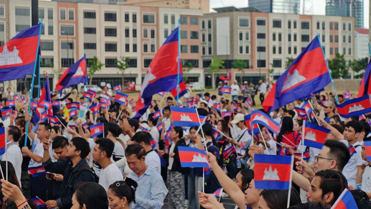 ប្រជាពលរដ្ឋ ក្រុមយុវជន យុវនារីប្រមាណ ១ម៉ឺននាក់ ជួបជុំគ្នានៅបឹងកក់ ខណ្ឌដូនពេញ ក្រោមប្រធានបទ «កម្ពុជាស្រឡាញ់សន្តិភាព»