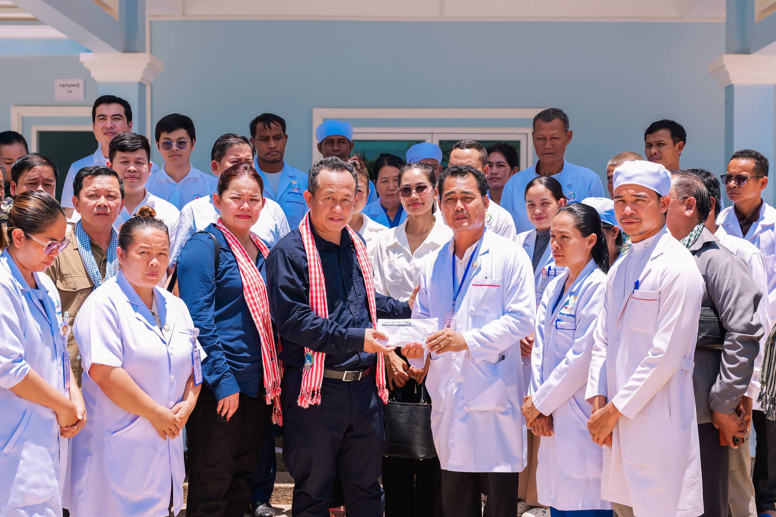 អភិបាលខេត្ត​និងក្រុមប្រឹក្សាខេត្ត​កែប ដឹកនាំគណៈប្រតិភូរដ្ឋបាលខេត្ត​អញ្ជើញ​សួរសុខទុក្ខវីរកងទ័ពដែល​​កំពុងសម្រាកព្យាលរបួស​ និងជូនអំណោយដល់​ជន​ភៀសសឹកនៅខេត្តព្រះវិហារ