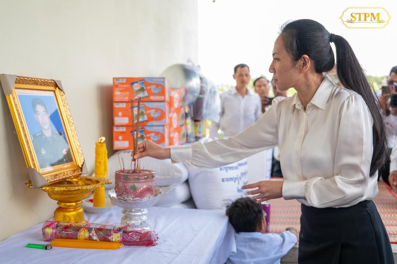 លោកជំទាវបណ្ឌិត ពេជ ចន្ទមុនី្ន ចូលរួមគោរពវិញ្ញាណក្ខន្ធយុទ្ធជនពលីព្រិន្ទបាលឯក រិន វាសនា ជានាយរងក្រុម២ កងអនុសេនាតូច ដឹកជញ្ជូន៣៩៣ កងពលតូចអន្តរាគមន៍លេខ៩