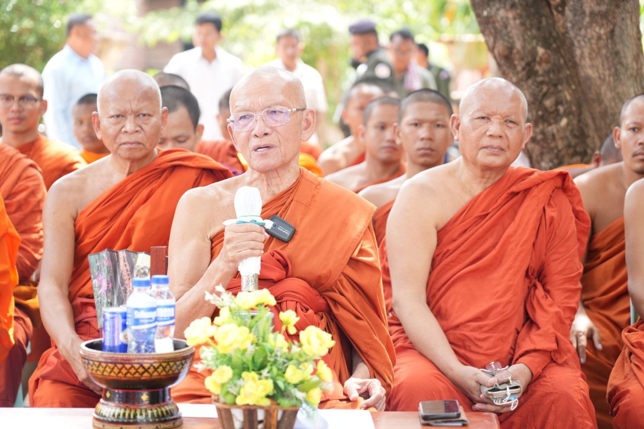 សម្ដេចព្រះព្រហ្មរតនមុនី ពិន សែម បន្តនាំយកអំណោយរបស់សប្បុរសជនចែកជូនដល់ជនភៀសសឹកមកស្នាក់​នៅក្នុងខេត្តសៀមរាប