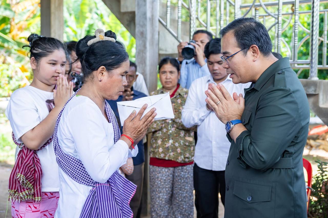 រដ្ឋមន្ត្រីធនធានទឹកអញ្ជើញចូលរួមរំលែកទុក្ខជាមួយក្រុមគ្រួសារវីរកងទ័ពជួរមុខអនុសេនីយ៍ត្រី ជួង លាភ 