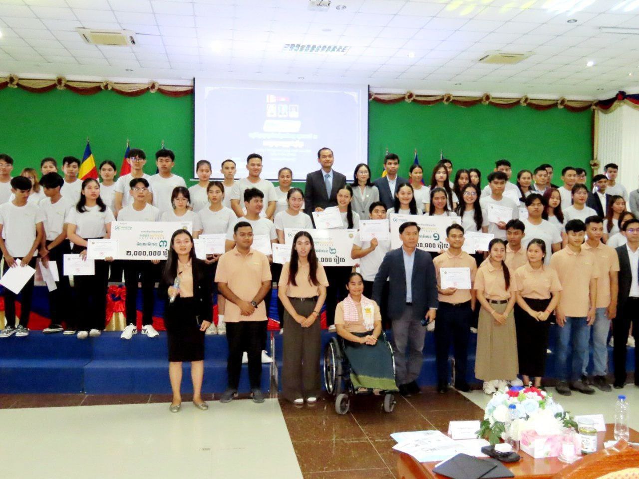 សហគ្រិនខ្មែរ និងសាកលវិទ្យាល័យស្វាយរៀងរៀបចំកម្មវិធី “ប្រកួតប្រជែងផ្តាច់ព្រ័ត្រគំរូអាជីវកម្ម រដូវកាលទី៣ ជាផ្នែកមួយនៃកម្មវិធី សហគ្រិនមហាវិទ្យាល័យ-UniPreneur” ដែលមានអ្នកចូលរួមប្រមាណជា ៤៥០ នាក់