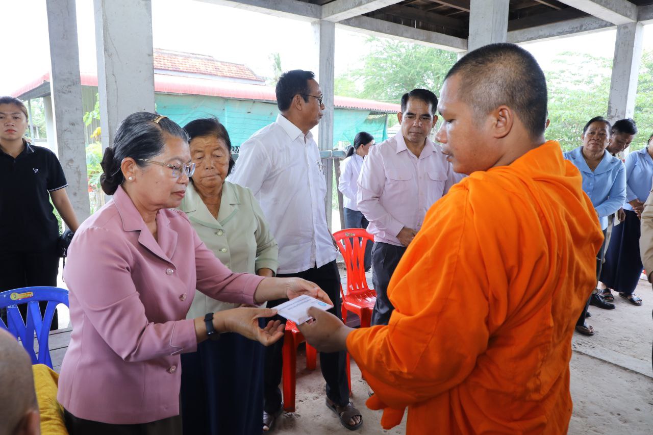 សម្តេច ម៉ែន សំអន អញ្ជើញសួរសុខទុក្ខ និងលើកទឹកចិត្តដល់ លោកស្រី សឿន សោភា ដែលត្រូវជាភរិយា លោកព្រឹន្ទបាលទោ នៃ សុភក្រ្ត ដែលជាកងទ័ព ១រូប ក្នុងចំណោម ១៨រូប ដែលទ័ពសៀមបានចាប់ទៅ ក្រោយកិច្ចព្រមព្រៀងបទឈប់បាញ់ចូលជាធរមាន