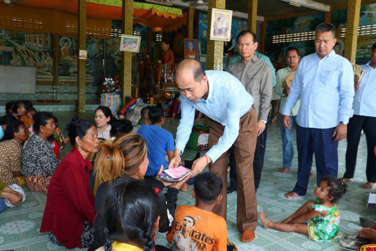 ពលរដ្ឋ៧៥គ្រួសារដែលជម្លៀសពីទីតាំងតាមជាយដែននៃស្រុកស្វាយចេកបានទទួលអំណោយ