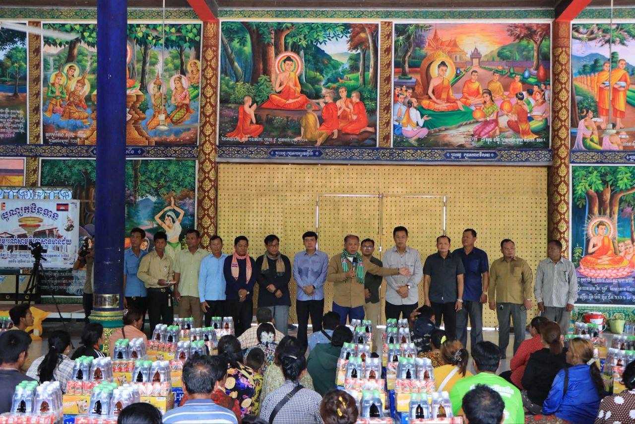 ពលរដ្ឋភៀសសឹក១២២ គ្រួសារបានទទួលអំណោយរបស់​សម្តេចធិបតី