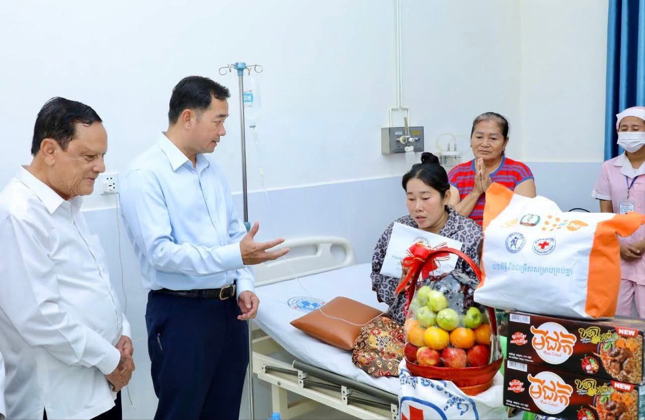ឯកឧត្តម អ៊ុន ចាន់ដា អញ្ជើញចុះសួរសុខទុក្ខ ភរិយាយោធិនជួរមុខ ជាជនភៀសសឹក ១នាក់ ដែលមកថែទាំសុខភាពត្រៀមសម្រាលកូនក្នុងមន្ទីរពេទ្យបង្អែកខេត្តកំពង់ចាម
