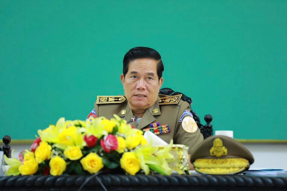 ឯកឧត្ដម ឃួង ស្រេង ៖ រដ្ឋបាលរាជធានីយើងបានដឹកជញ្ជូនគ្រឿងឧបភោគ បរិភោគ និង សម្ភារៈផ្សេងៗ ជាង ២០កុងទ័រណឺ ជូនទៅដល់កងទ័ពជួរមុខ និង ប្រជាពលរដ្ឋភៀសសឹក