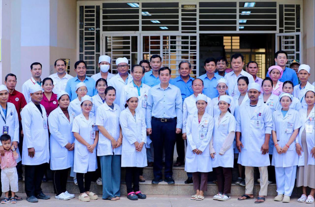 អភិបាលខេត្តកំពង់ចាមនាំយកអំណោយសម្តេចកិត្តិព្រឹទ្ធបណ្ឌិត​ ផ្តល់ជូន​វីរយុទ្ធជនជួរមុខដែលកំពុងសម្រាកព្យាបាលជំងឺ