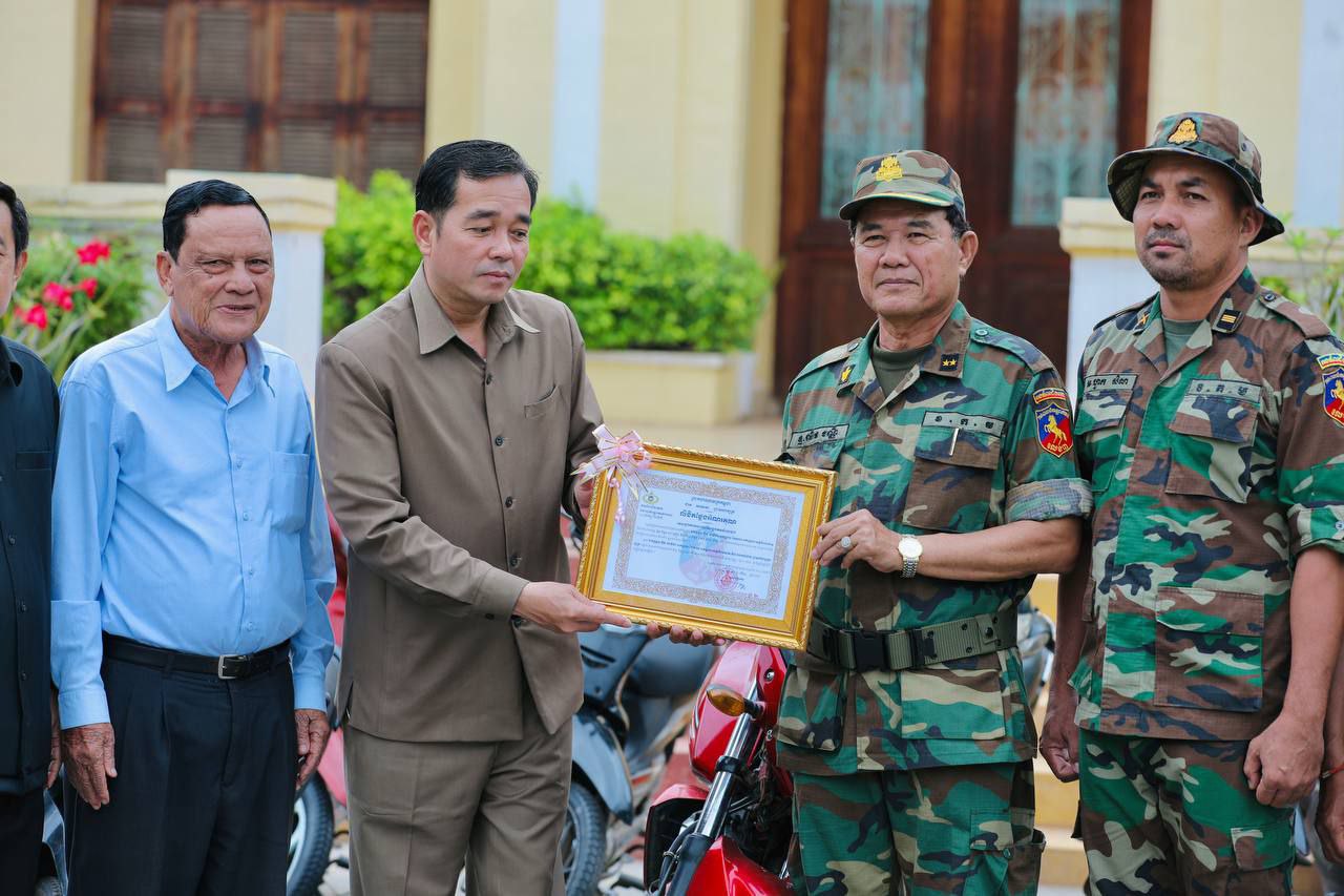 អភិបាលខេត្តកំពង់ចាម ប្រគល់ម៉ូតូ១០០គ្រឿង ជូនកងពលធំអន្តរាគមន៍​លេខ៣