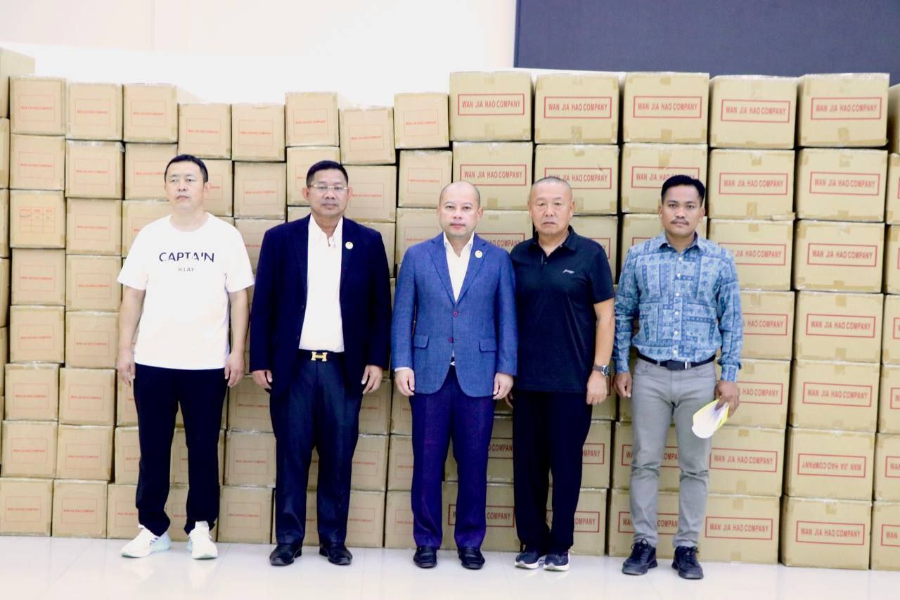 អភិបាលខេត្តស្វាយរៀងទទួលអំណោយជាសម្លៀកបំពាក់ចំនួនជាង៧ ម៉ឺន ពីសប្បុរសជន