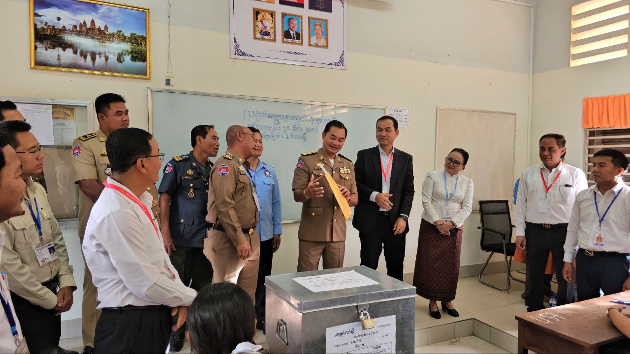 អភិបាលខេត្តកំពង់ស្ពឺ អញ្ជើញកាត់វិញ្ញាសារប្រឡងសញ្ញាបត្រទុតិយភូមិ និងជូនពរ​ឲ្យសិស្សដណ្តើមបាននិទ្ទេស A នឹងទទួលបានរង្វាន់លើកទឹកចិត្ត