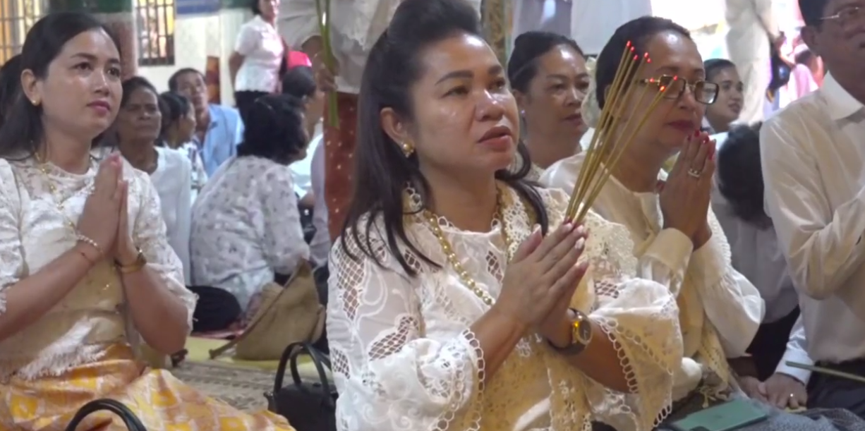 ប្រធានកិត្តិយសសមាគមនារីខេត្តកំពតអញ្ជើញចូលរួមពិធីកាន់បិណ្ឌ១នៅវត្តត្រពាំងរពៅ
