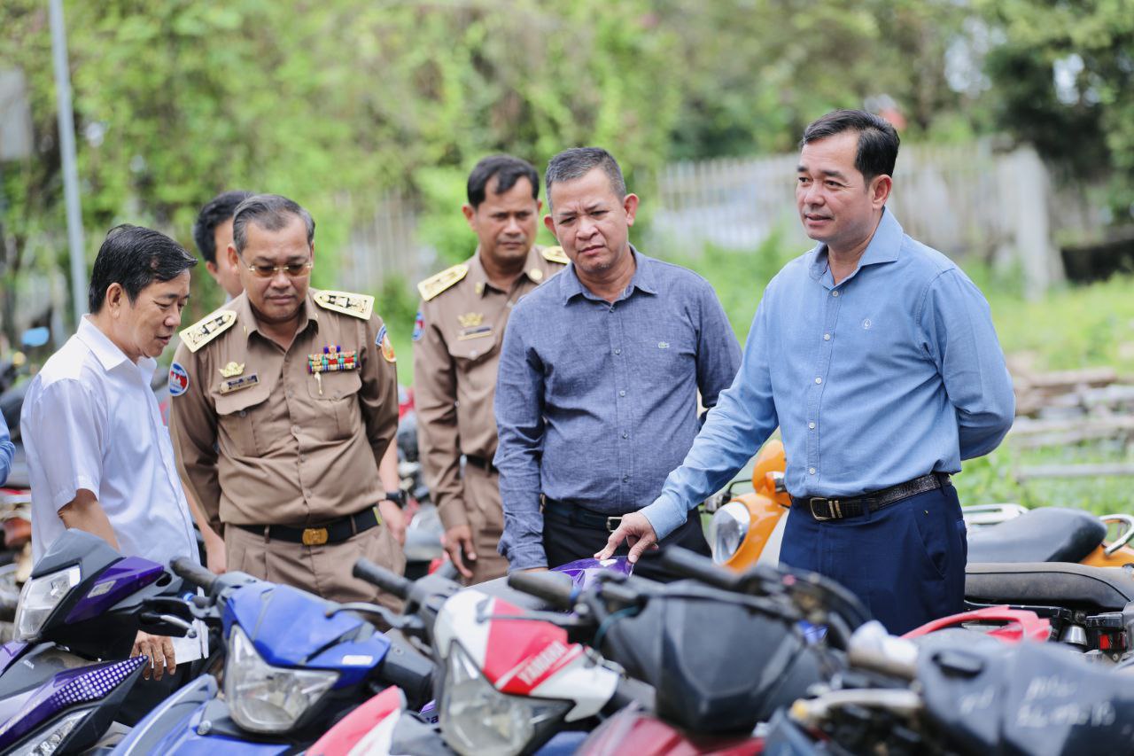 អភិបាលខេត្តកំពង់ចាមអញ្ជើញចុះពិនិត្យសកម្មភាពអនុវត្តផ្ទាល់របស់សិក្ខាកាមក្នុងរោងជាងជួសជុលយានយន្តនៃវិទ្យាស្ថានពហុបច្ចេកទេស ខេត្តកំពង់ចាម​
