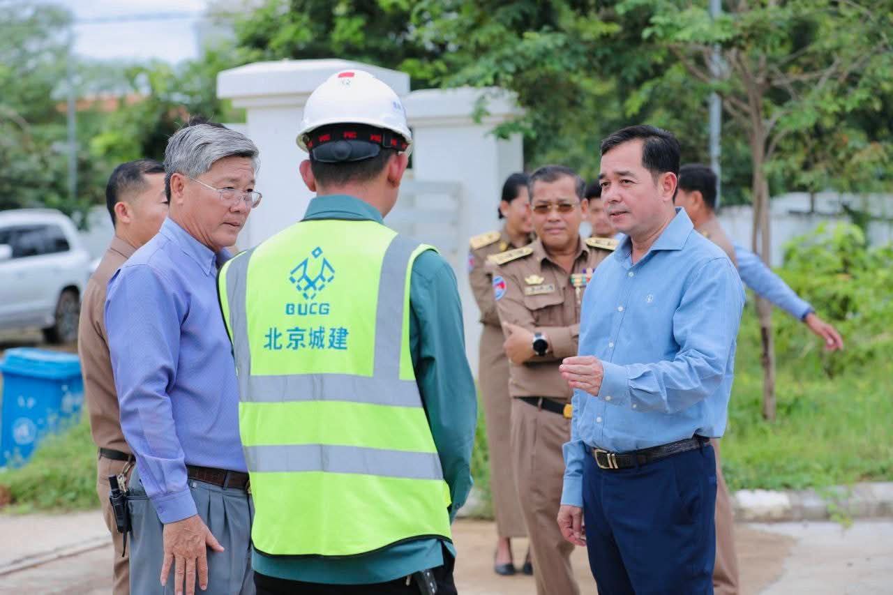 អភិបាលខេត្តកំពង់ចាមអញ្ជើញចុះពិនិត្យលក្ខណៈបច្ចេកទេសប្រព័ន្ធលូរំដោះទឹកភ្លៀង និងគម្រោងជួសជុលកែ លម្អសួនច្បារ