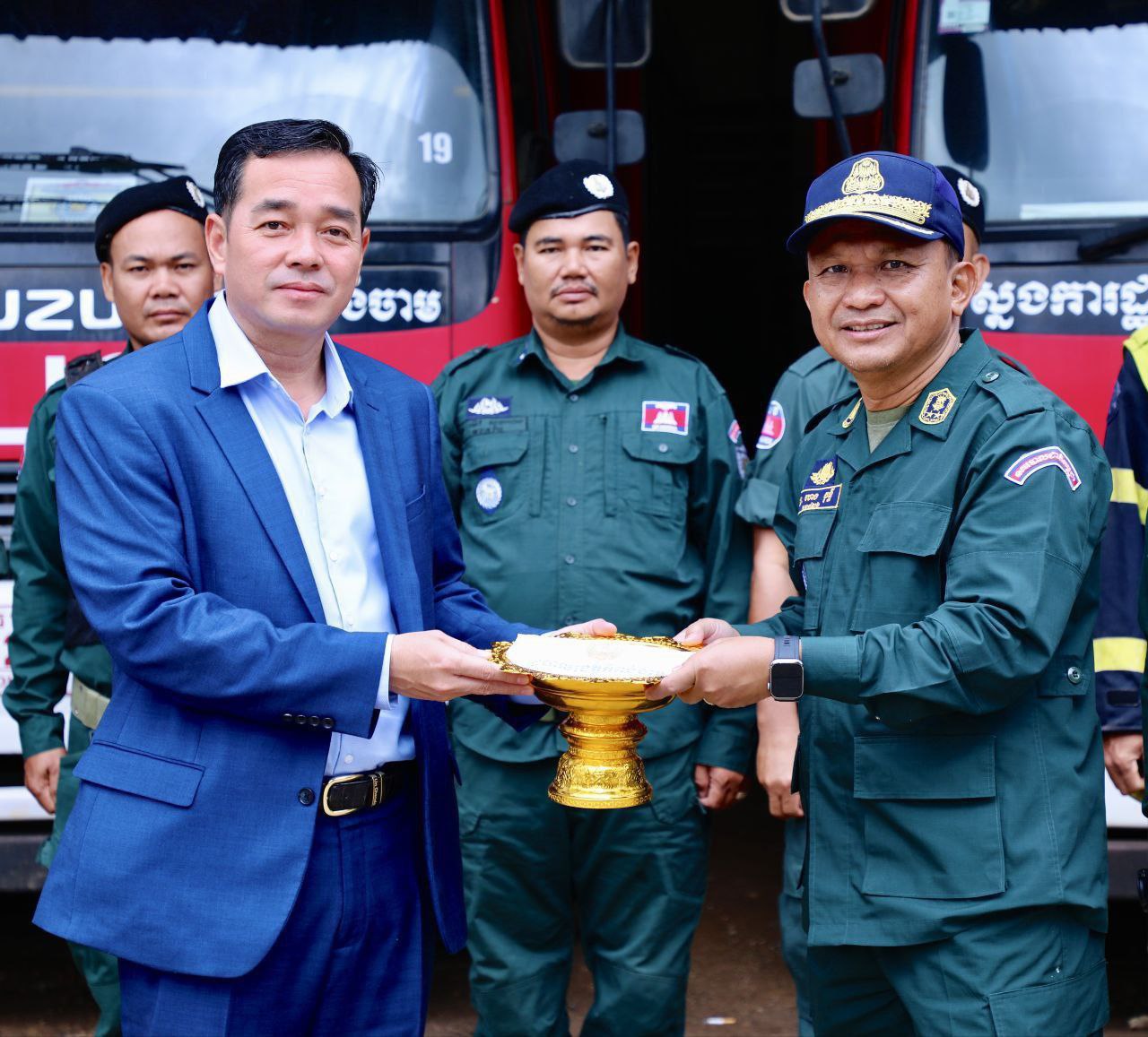 អភិបាលខេត្តកំពង់ចាម អញ្ជើញជួបសួរសុខទុក្ខ​កងកម្លាំងមានសមត្ថកិច្ច ក្នុងការ​រក្សា​សន្តិសុខ​ សណ្តាប់ធ្នាប់សាធារណៈ​ និងការពន្លត់អគ្គិភ័យជូនប្រជាពលរដ្ឋ