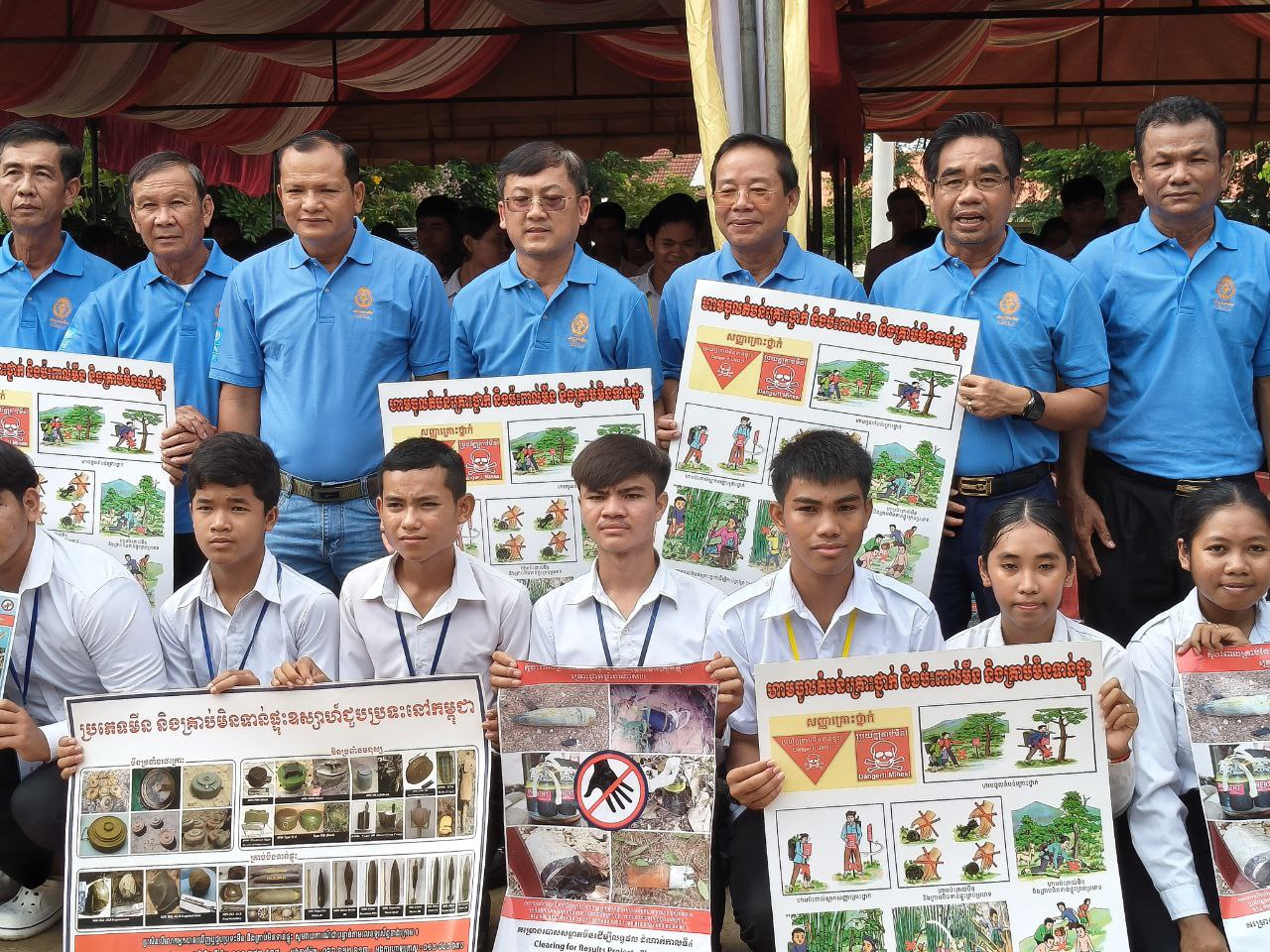 អាជ្ញាធរ មីនកម្ពុជា បើកយុទ្ធនាការផ្សព្វផ្សាយ និងដំឡើងផ្ទាំងប៉ាណូអប់រំ អំពីគ្រោះថ្នាក់ដោយសារយុទ្ធភណ្ឌគ្រឿងផ្ទុះ និង មីន ដល់សិស្សានុសិស្ស