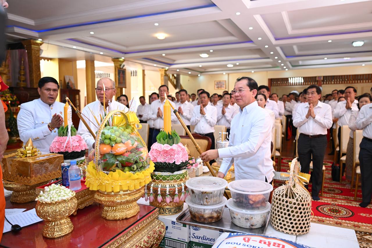មន្ត្រីរាជការ ក្រសួងសុខាភិបាល ចូលរួមកាន់បិណ្ឌ១ នៅវត្តសុវណ្ណមុនីសាគរ សំរោងអណ្តែត