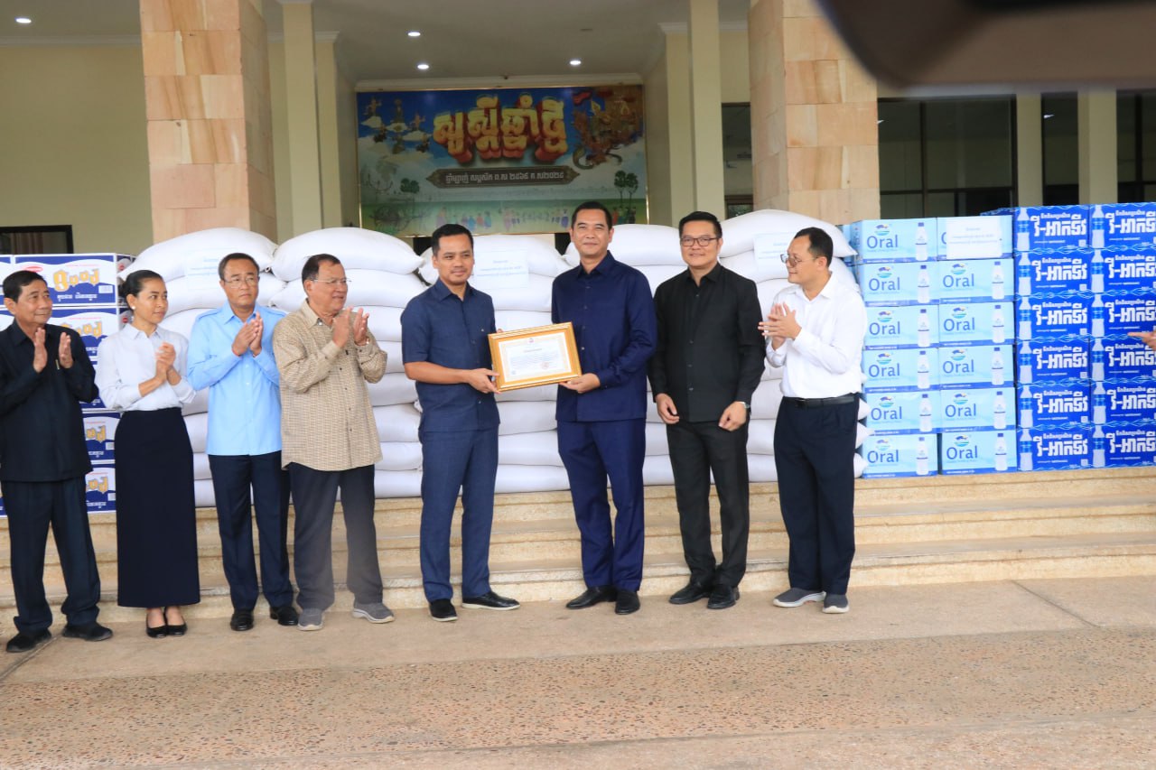 ឧបនាយករដ្ឋមន្ត្រី ស សុខា ប្រគល់អំណោយជូនកងកម្លាំងព្រំដែន និងជនភៀសសឹក