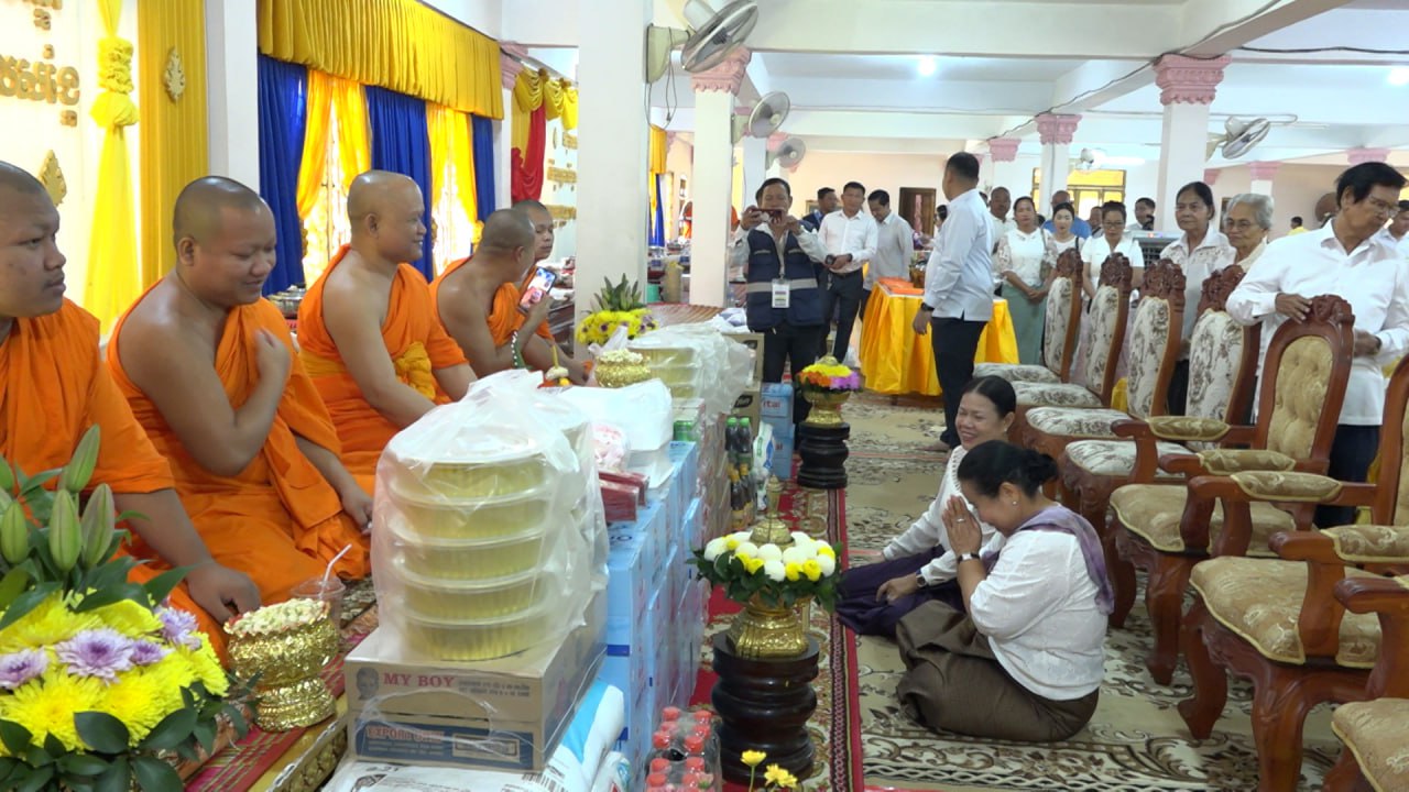 តំណាងសម្តេចកិត្តិសង្គហបណ្ឌិត ម៉ែន សំអន បាននាំយកចង្ហាន់បិណ្ឌបាត ទេយ្យវត្ថុ ប្រគេនព្រះសង្ឃ វេនកាន់បិណ្ឌទី២ នៅវត្តទួលសុវណ្ណារាម (ហៅវត្តទួលសង្កែ)