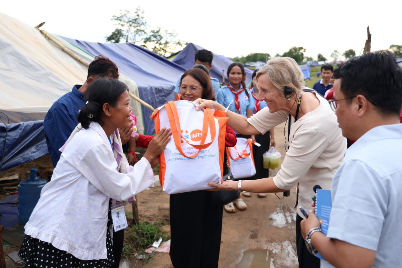 កាកបាទក្រហមកម្ពុជា យកកញ្ចប់ឃីត ៤៨០ឃីត ជូនដល់ស្រ្តី នៅក្នុងជំរុំវត្តពោធិ៍៥០០០ ខេត្តព្រះវិហារ