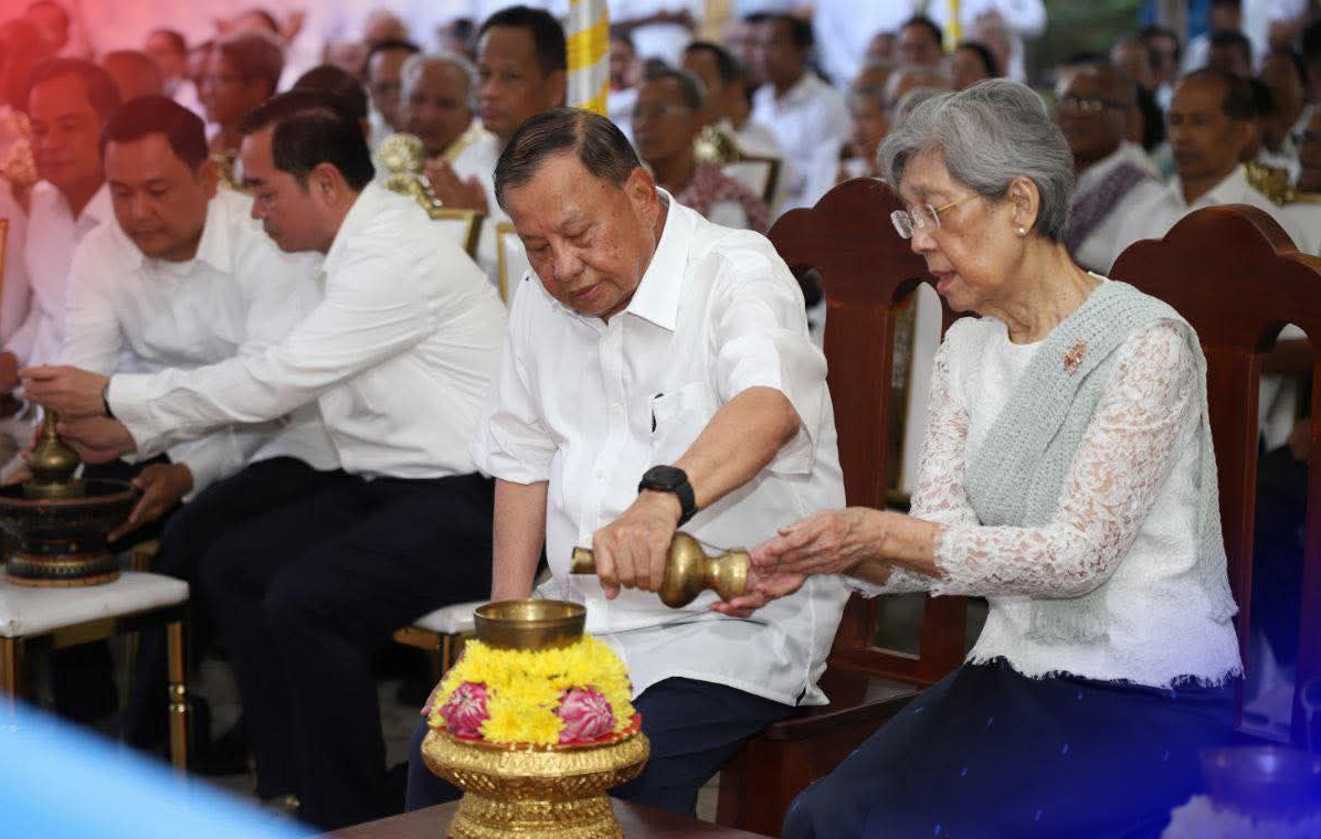 សម្តេចភក្តី សាយ ឈុំ និងលោកជំទាវ អញ្ជើញចូលរួមបង្សុ​កូលនៅវត្តសុវណ្ណគីរី «ជើងឆ្នុក»