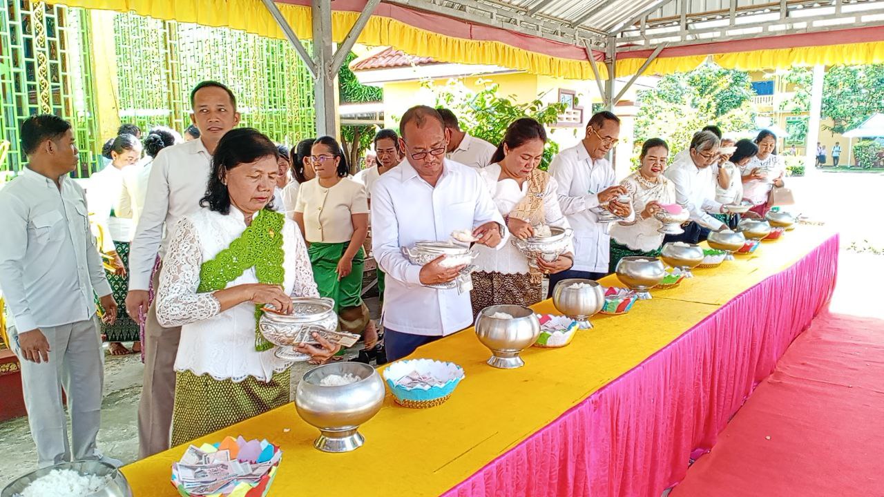 តំណាងរាស្រ្តនិងអភិបាលខេត្តកំពង់ឆ្នាំងចូលរួមបុណ្យកាន់បិណ្ឌ៤នៅវត្តអារញ្ញិការាម