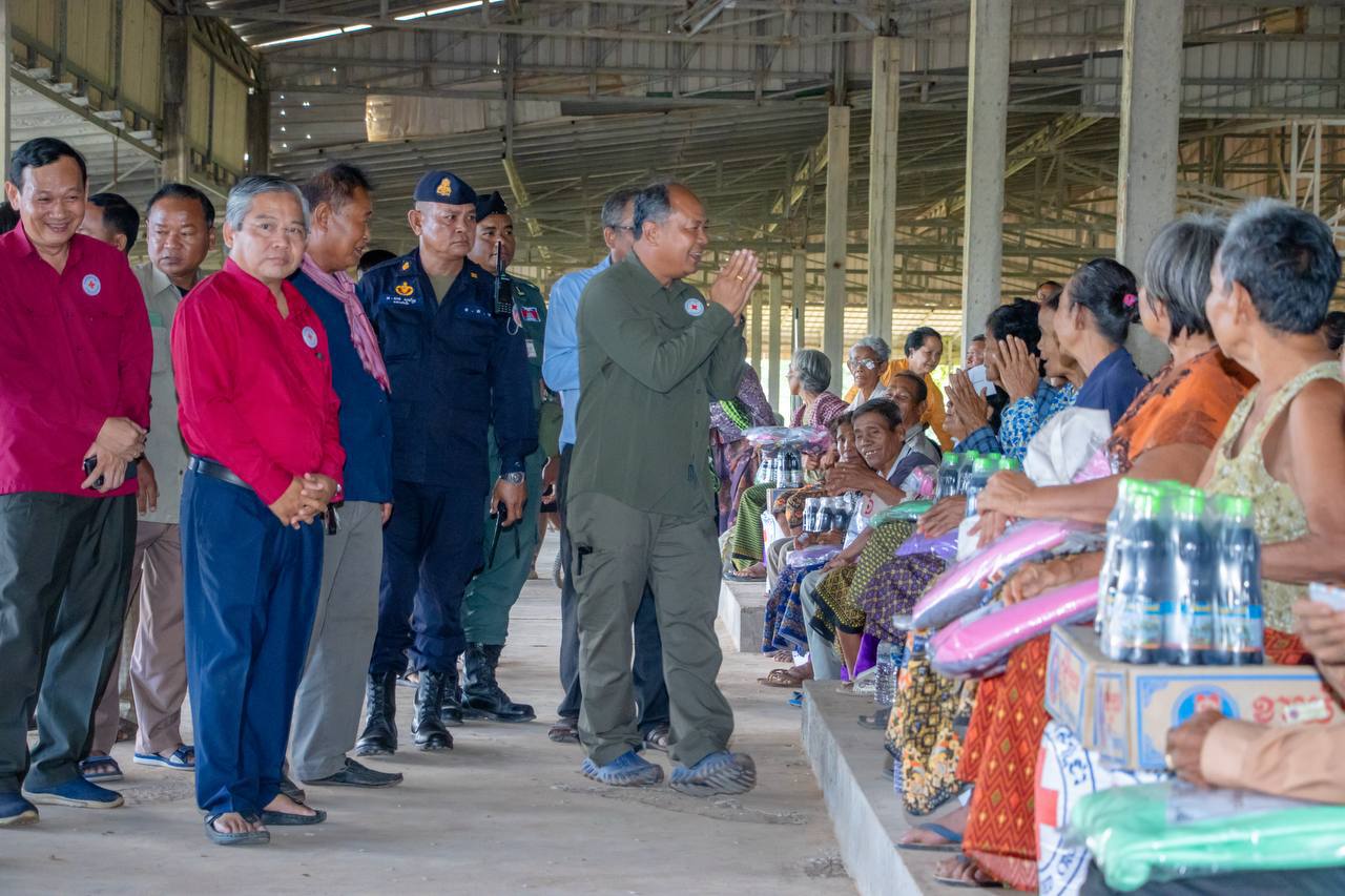 ប្រជាពលរដ្ឋមានជីវភាពខ្វះខាតជាង២០០គ្រួសារបានទទួលអំណោយពីសាខាកាកបាទក្រហមកម្ពុជាខេត្តបន្ទាយមានជ័យ
