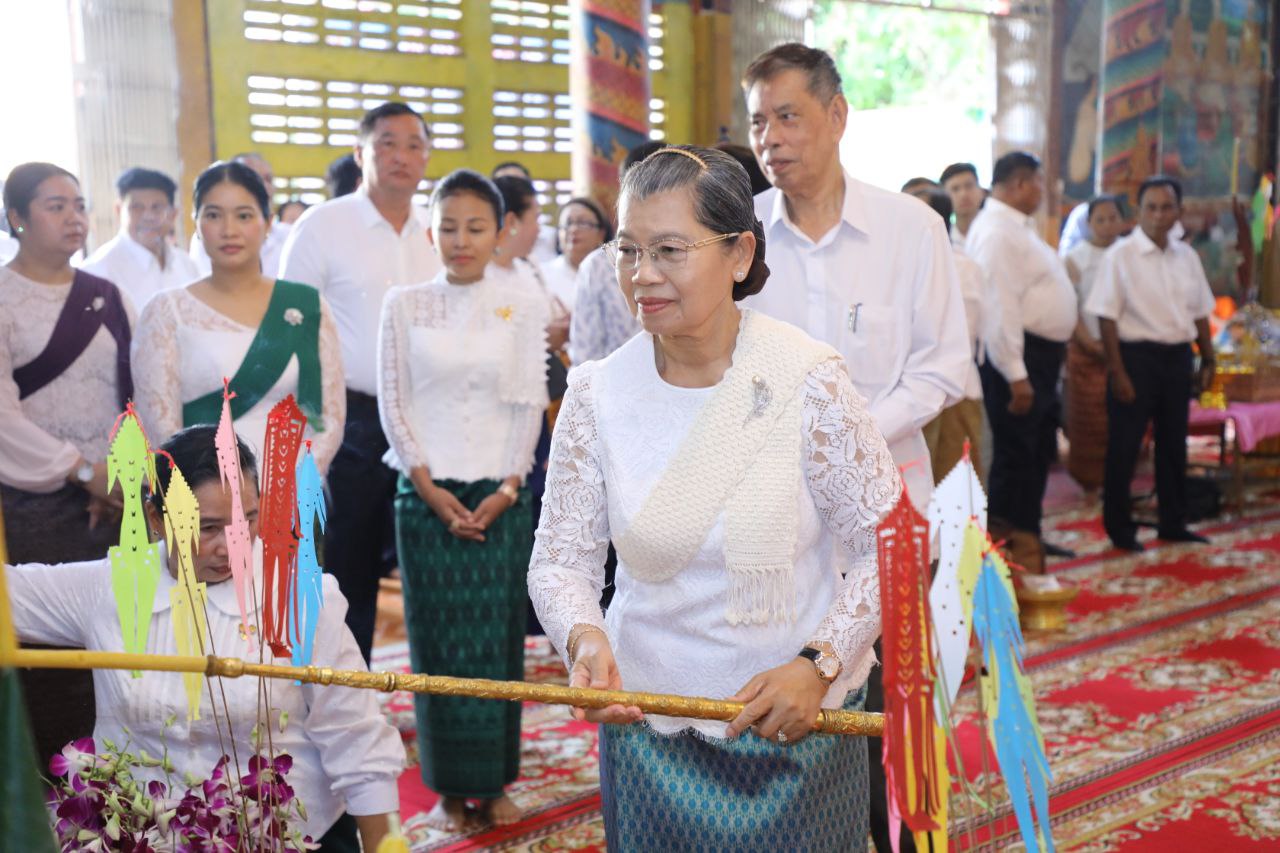 សម្តេចកិត្តិសង្គហបណ្ឌិត ម៉ែន សំអន អញ្ជើញចូលរួមសូត្រមន្ត រាប់បាត្រ ក្នុងពិធីកាន់បិណ្ឌវេនទី៤ នៅវត្តសារាវ័នតេជោ