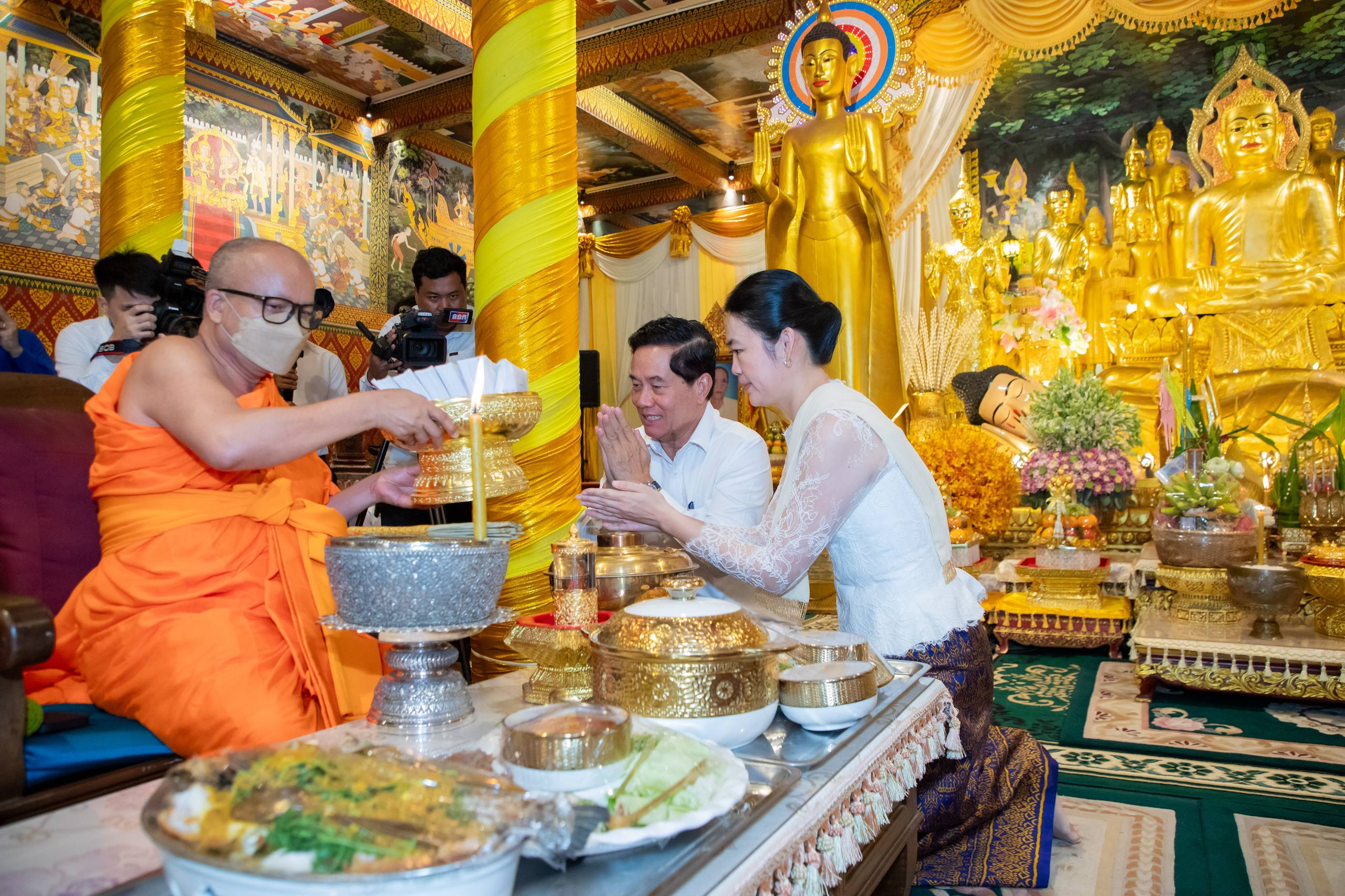 ឯកឧត្ដម ឃួង ស្រេង ព្រមទាំងក្រុមប្រឹក្សា រាជធានីភ្នំពេញ អញ្ជើញរាប់បាត្រ បង្សុកូល ក្នុងពិធីកាន់បិណ្ឌវេនទី៥នៅវត្តលង្កាកុសមារាម