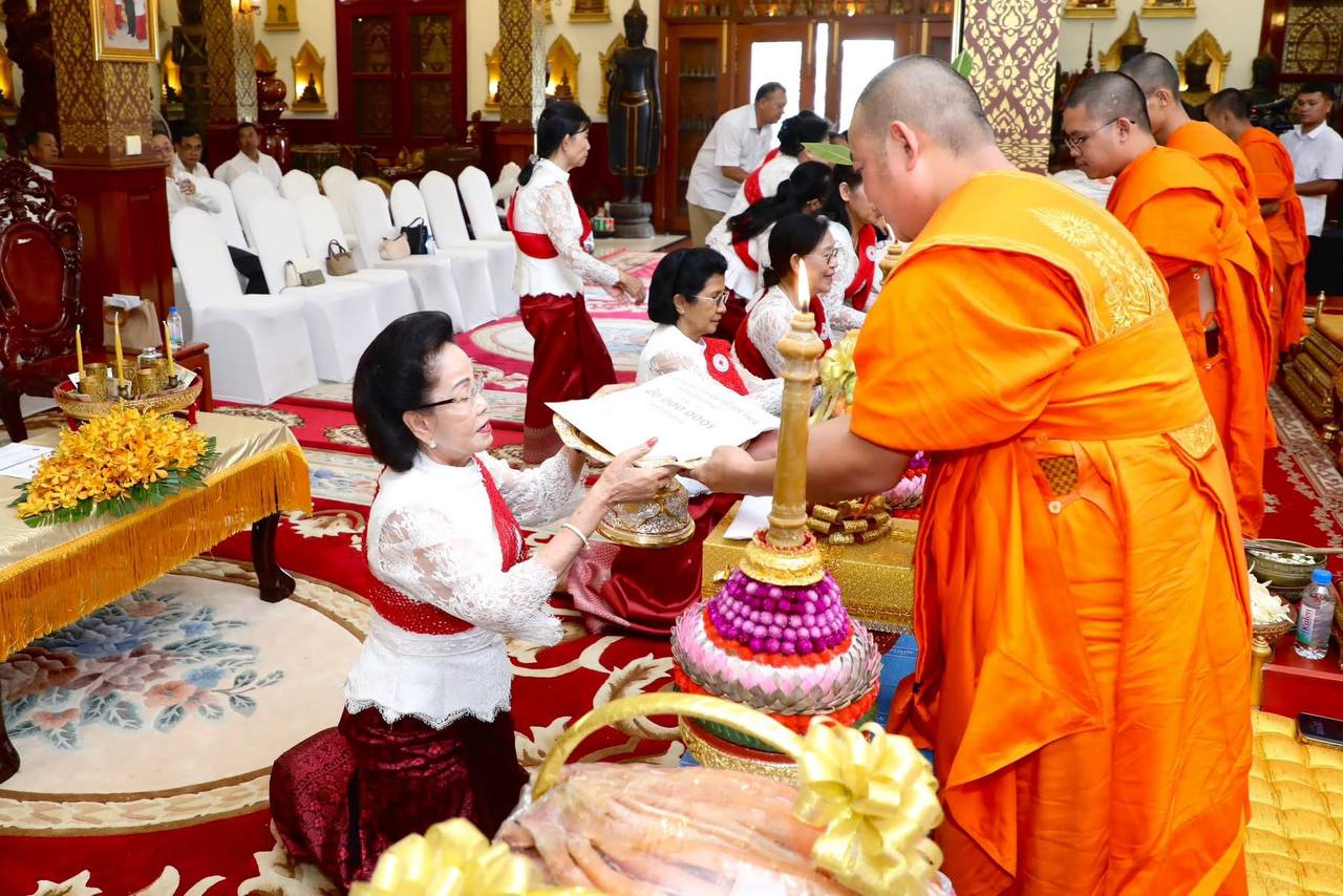 សម្តេចកិត្តិព្រឹទ្ធបណ្ឌិត ចាត់តំណាងនាំយកទេយ្យវត្ថុប្រគេនព្រះសង្ឃគង់នៅវត្តក្រពើហា ក្នុងឱកាសបុណ្យកាន់បិណ្ឌវេនទី៦ និងដេីម្បីជួយសម្រាលការលំបាកដល់ព្រះសង្ឃ ៣១៩អង្គ ដែលកំពុងបំពេញវិជ្ជានៅពុទ្ធិកវិទ្យាល័យ ប៊ុន រ៉ានី ហ៊ុនសែន ក្រពើហា