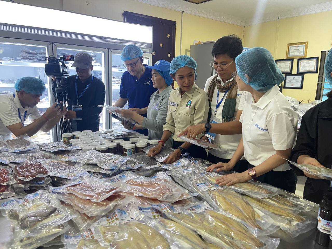 សិប្បកម្មកែច្នៃត្រី យន់ ស៊ីនួន នៅ ខេត្តសៀមរាប ប្តេជ្ញាមិនប្រើសារជាតិគីមី ប្រើតែស្ករ អំបិល ប៊ីចេង ក៏ផ្តល់រស់ជាតិ ឆ្ងាញ់ លក់ទាំងក្នុង និងក្រៅប្រទេស