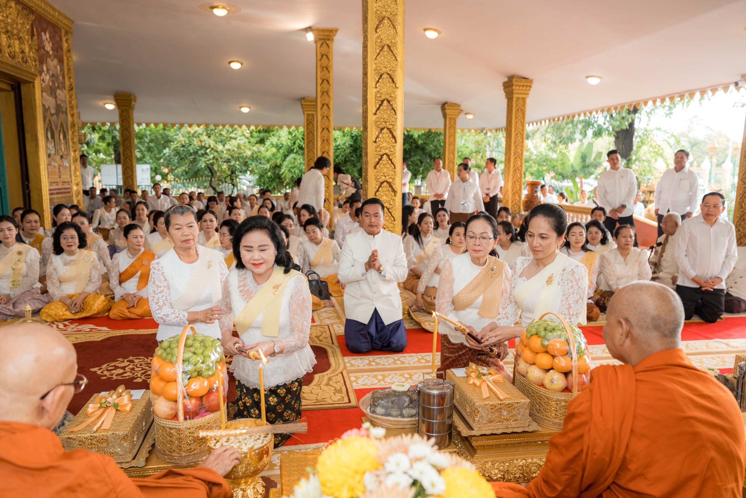 សម្ដេចកិត្តិព្រឹទ្ធបណ្ឌិតអញ្ជើញបួងសួងចម្រើនសេចក្តីសុខ នៅប្រាសាទអង្គវត្ត