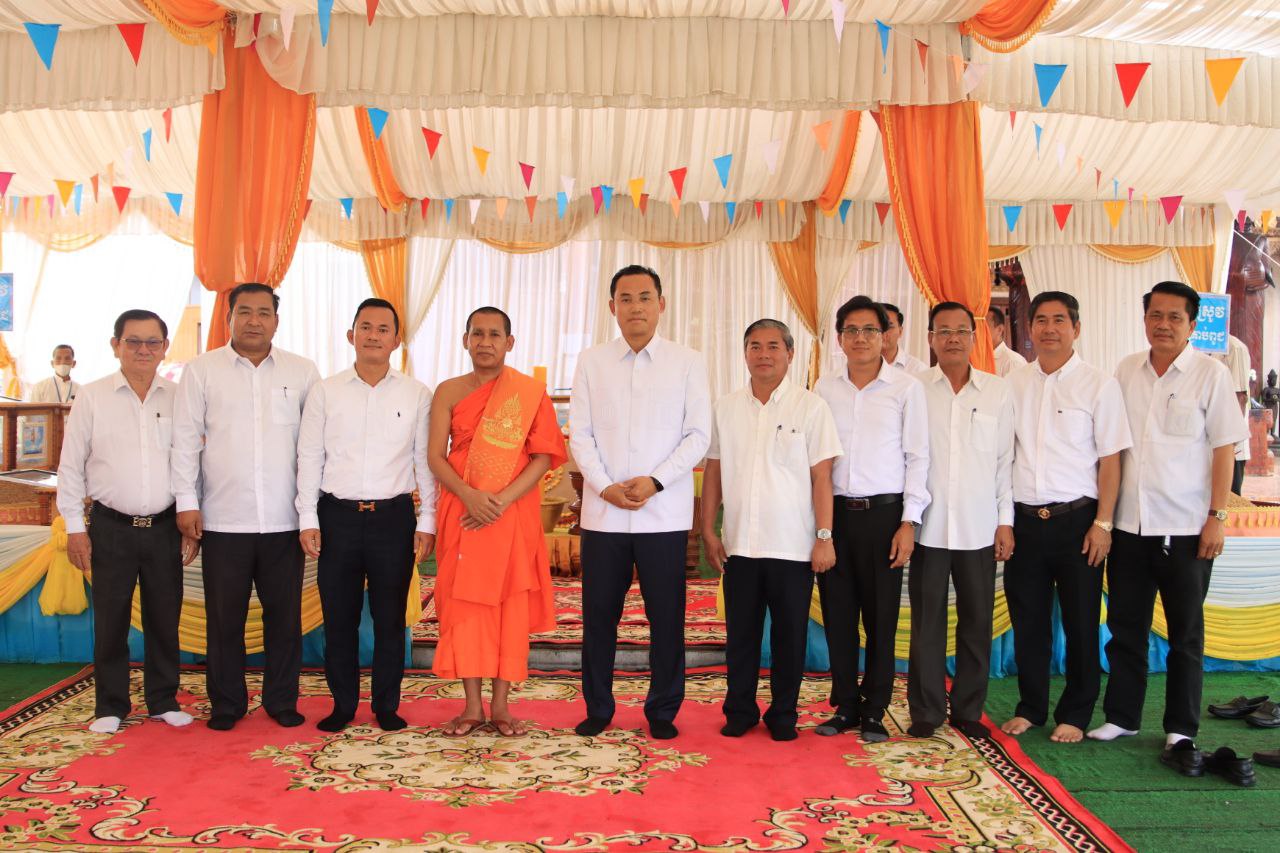 រដ្ឋបាលខេត្តកំពង់ធំ និងថ្នាក់ដឹកនាំមន្ទីរអង្គភាពអញ្ជើញកាន់បិណ្ឌ៨ នៅវត្តកំពង់ធំ
