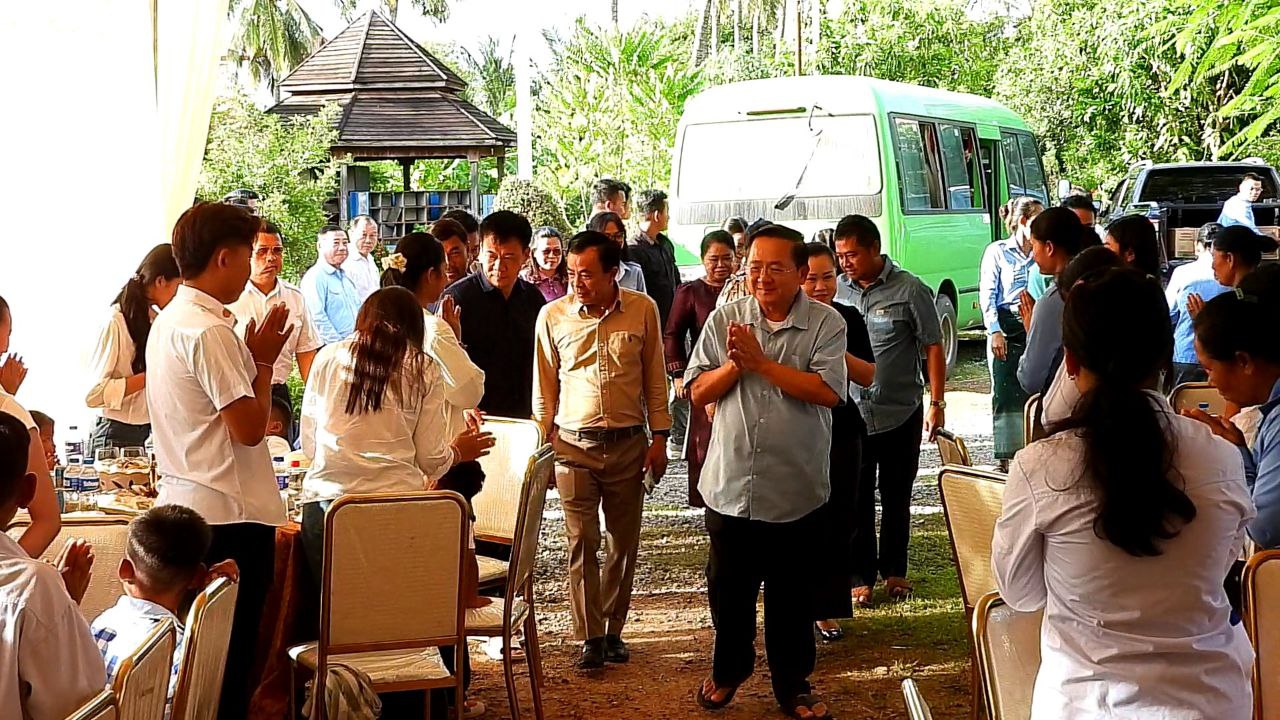 ក្នុងឱកាសពិធីកាន់បិណ្ឌ ឯកឧត្តមអភិបាលខេត្តបាត់ដំបងអញ្ជើញទៅកាន់មណ្ឌលកុមារកំព្រាចំនួនពីរ
