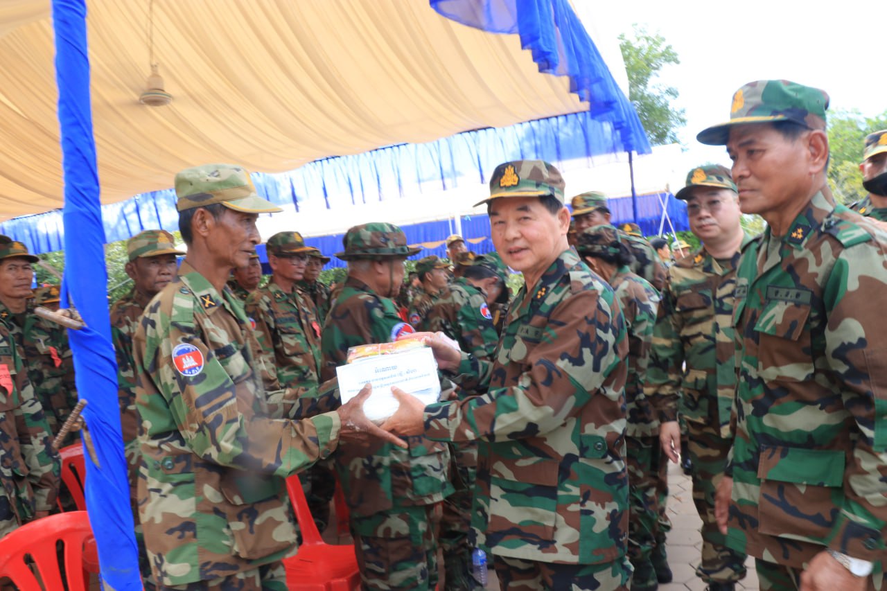 នាយឧត្តមសេនីយ៍ ឃឹម ប៊ុនសុង អញ្ជើញសួរសុខទុកយោធិនពិការនៅ​មជ្ឈមណ្ឌលអភិវឌ្ឍយោធិន​ពិការសម្ដេច​តេជោ ហ៊ុន សែន គូលែន៣១៧