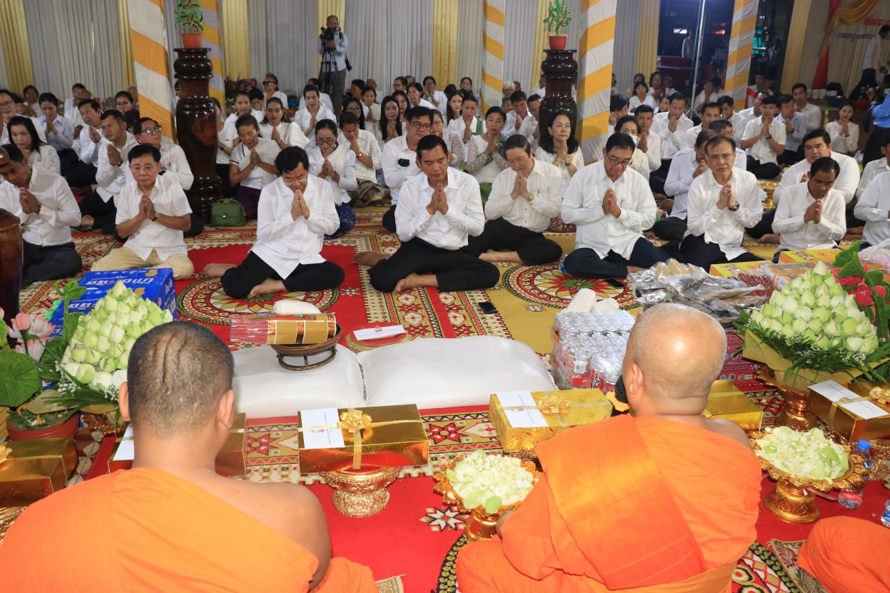 ពិធីបុណ្យភ្ជុំបិណ្ឌវេនទី១០ រដ្ឋបាលខេត្តសៀមរាប បូជាបុណ្យឧទ្ទិសដល់អ្នកមានគុណ និងវីរជនជាតិ