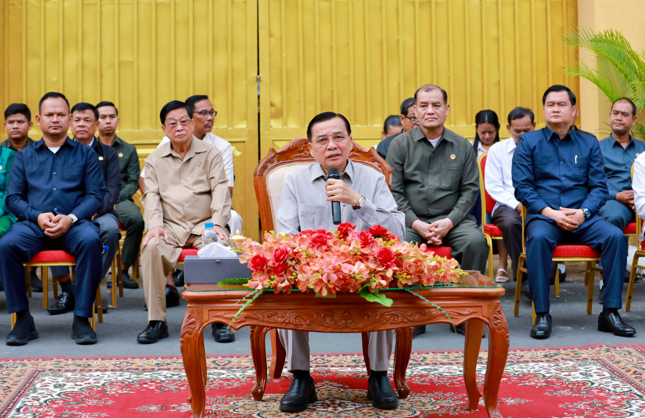 ប្រជាការពារ ក្រុមអ្នកថែសួន និងក្រុមអ្នកសម្អាតក្នុងខណ្ឌដូនពេញជិត ៣០០នាក់ទទួលបានអំណោយពីអន្តរក្រសួងស្ថាប័ន